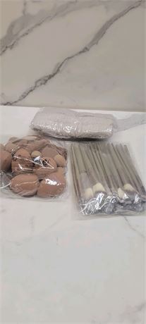 Make up bundle set of brushes, egg pillows