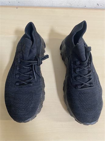 (8.5) Black Athletic Shoes