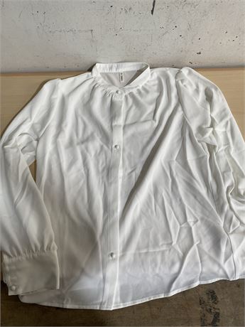 (L) Women’s White Button-Up Shirt
