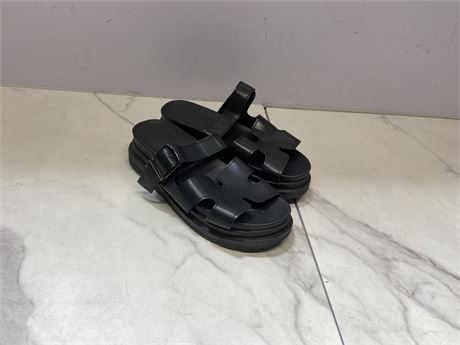 (Size7.5) Women’s Black Leather Sandals
