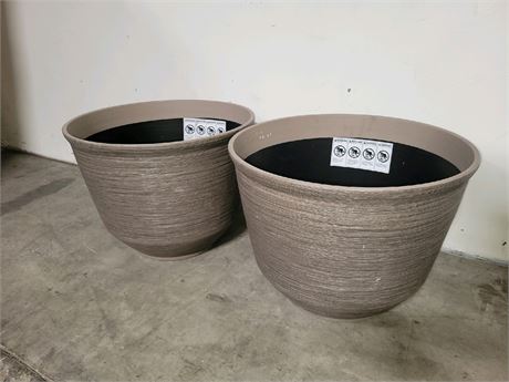 Set of 2 Lightweight Resin Planters