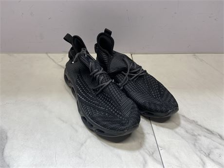 (Size9) Men Black Athletic Shoes