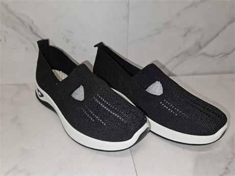 (38)Size Apprx 5.5 Black Slip-On Sneakers