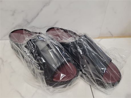 Size 7 Approx Pair of Black Slide Sandals